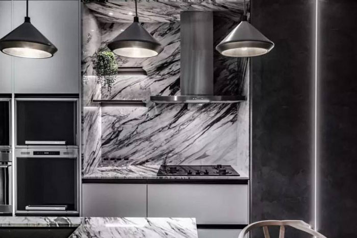 色澤不同的大理石發(fā)霉后怎么處理呢?