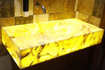 如何鑒別透光石的優(yōu)劣呢?